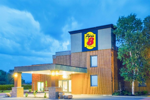 Super 8 by Wyndham Plattsburgh image 1