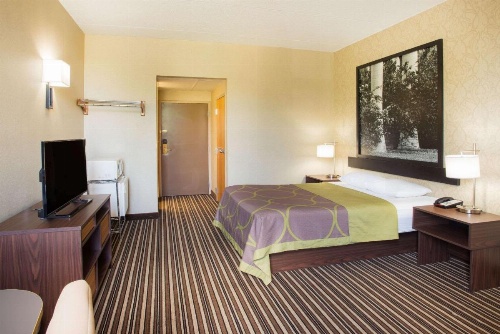 Super 8 by Wyndham Plattsburgh image 10