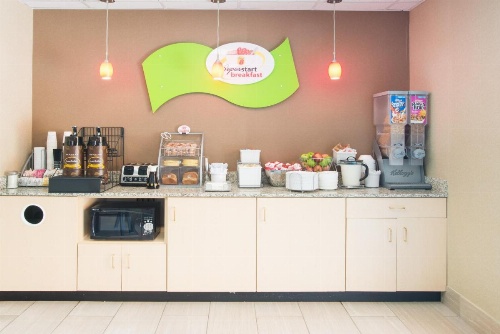Super 8 by Wyndham Plattsburgh image 39