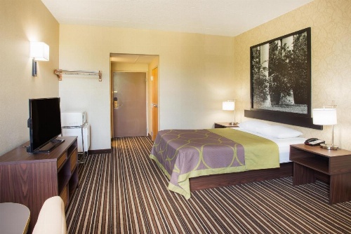 Super 8 by Wyndham Plattsburgh image 40