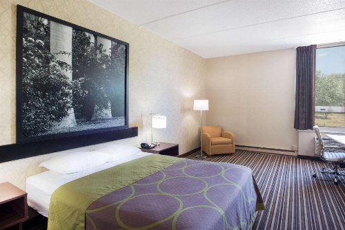 Super 8 by Wyndham Plattsburgh image 9